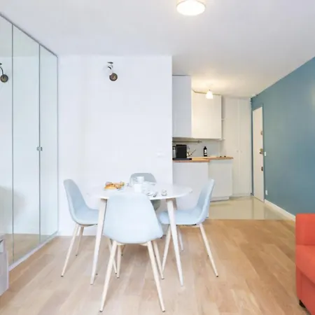 아파트 Parisian Charm - Ideal For 3 Guests